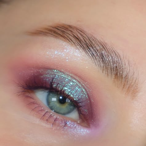 i feel like i’ve accidentally done a variation of this exact look about a trillion times 🤔 idk how it happens @cloudicos pocket summer PR @colourpopcosmetics matte about hue, blush crush PR @lorealusa purple telescopic lift @nyxcosmetics brow glue @judydoll_official brow pen #cppartner #indieeyeshadow #cloudicos #colourpop #colorfuleyeshadow #eyemakeup #makeupinspo #sparklymakeup #selftaughtmua