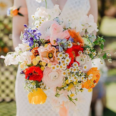 Bridal Bouquet Styles, Wildflower Wedding Bouquet, Wedding Flower Guide, Summer Wedding Bouquets, Flower Guide, Summer Wedding Colors, Wildflower Bouquet, Wildflower Wedding, Bouquet Of Flowers