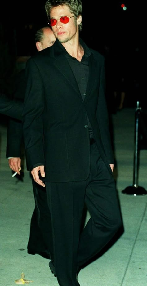 90s Paparazzi Shots Men, Brad Pitt Street Style 90s, Interesting Mens Fashion, Brad Pitt 90s Style, Brad Pitt Street Style, 90s Model Street Style, Brad Pitt Suit, Brad Pitt Outfit, 90s Fashion Men Grunge