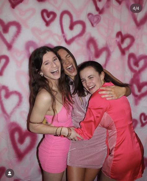 Galentines Cute Pictures, Valentine Dance Ideas School, Valentines Day Party Decor, Galentines Photoshoot Ideas, Galentines Sleepover, Bsf Poses, Poses For Instagram Pictures, Besties Photoshoot, Valentines Dance