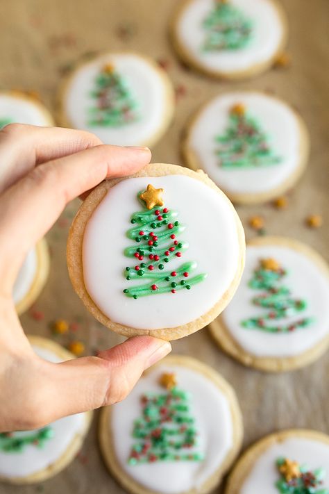 Christmas Sugar Cookie Cut-Outs - Dessert for Two Fancy Christmas Cookies Decorating Ideas, Sugar Cookie Icing Ideas Christmas, Cookie Decorating Ornament, Christmas Cookie Sugar Cookies, Cute Christmas Cookies Decorating Easy, Pretty Christmas Sugar Cookies, Christmas Sugar Cookie Designs Buttercream, Christmas Cookies Decorated Recipe, Sugar Cookie Inspo Christmas