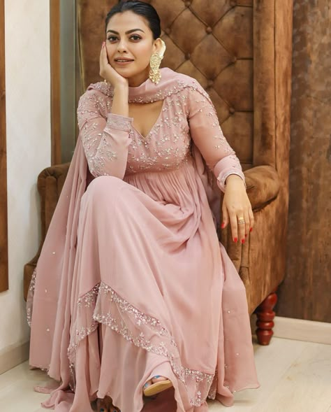 Neck Reference, Kurti With Jeans, Pink Anarkali, Simple Dress Casual, Inspiration Dress, Long Gown Design, Anarkali Dress Pattern, Dress Book, Punjabi Dress