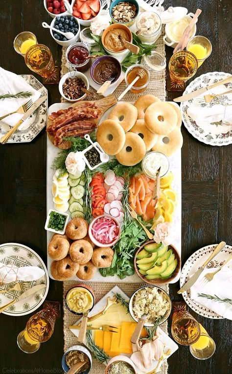 The ultimate bagel bar brunch spread out on the table. Use these ideas and printable checklist to plan your own brunch party. Bagel Bar Brunch, Brunch Celebration, Bagel Bar, Brunch Bar, Different Types Of Food, Brunch Spread, Brunch Buffet, Food Boards, Birthday Brunch