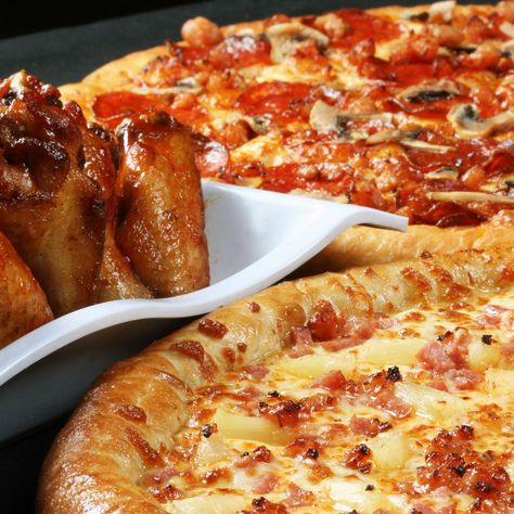 Why every pizza chain serves wings - Thrillist Wings And Pizza Party, Pizza And Wings Aesthetic, Pizza And Wings Party Ideas, What To Serve With Wings, Pizza And Wings, Cleveland Food, Tiffany Theme Party, Pizza Wings, Pizza Hot