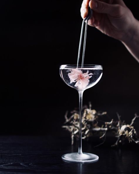 𝗝𝗔𝗣𝗔𝗡𝗘𝗦𝗘 𝗗𝗥𝗬 ⠀ Gin Tanjaku , Matcha Tea, Sake Vermouth, Black Rice ⠀ 1️⃣Everything in this cocktail is Japanese, from the glass to the decoration. “Tanjaku” is a Japanese gin based on traditional botanicals: Japanese sanse pepper gives the taste a unique piquancy, Japanese citrus yuzu has a cool refreshing effect, and tea with a pleasant astringent taste perfectly balances Tenjaku Gin and makes its taste truly authentic. We added Matcha tea to this composition ilusing vacuum distillation. ⠀ 2... Asian Alcoholic Drinks, Asian Cocktails, Matcha Cocktail, Japanese Cocktails, Sake Bar, Japanese Drinks, Tea Cocktails, Japanese Sake, Black Rice