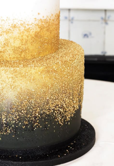 Amazing gradient ombre glitter instead going frmo 2nd tier down to third..? 3 Tier Black And Gold Cake, Glitter Cake Ideas, Black And Gold Graduation Cake, Glitter Wedding Cake, Double Barrel Cake, Gold Glitter Cake, Gold Cakes, Black And Gold Cake, Burgundy Wedding Cake