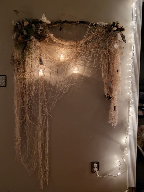 Fishing net, driftwood, sea.shells, candles, black tourmaline, wall decor Fish Net Decor, Mermaid Room Decor, Ocean Bedroom, Ocean Room Decor, Ocean Bathroom, Decorate Room, Ocean Themed Bedroom, Mermaid Bedroom, Ocean Room