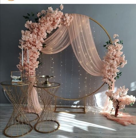 Wedding Balloon And Flowers Decorations, Blush Pink Baby Shower Backdrop, Round Backdrop Ideas For Birthday, Backdrop For Sweet 16, Color Blocking Balloon Garland, Photograph Background Ideas, Pink Wedding Decor Ideas, Bridal Shower Decor At Home, Xv Table Decorations