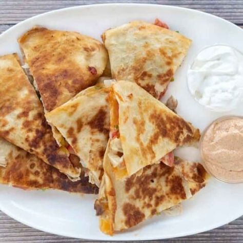 Chicken Casadias, Easy Chicken Quesadilla Recipe, Canned Green Bean Recipes, How To Make Quesadillas, Store Stand, Chicken Quesadilla Recipe, Culinary Chef, Mexican Chicken Recipes, Quesadilla Recipe