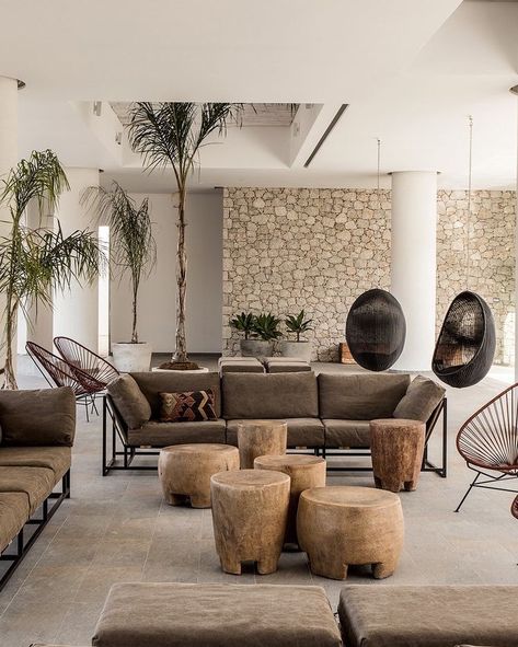 Gorgeous! 17 African Inspired Home Decor Ideas For 2020 And Beyond African Decor Living Room, African Living Rooms, Modern African Decor, African Style Decor, African Interiors, African Interior Design, African Furniture, Casa Cook, African House