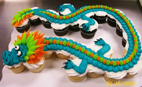 The whole dragon (24 cupcakes) by Leslie Schoenecker Dragon Decorations, Dragon Cupcakes, Dragon Themed Birthday Party, Dragon Birthday Cakes, Purse Cakes, Cakes Pink, Pink Cakes, Dragon Cakes, Pull Apart Cupcake Cake