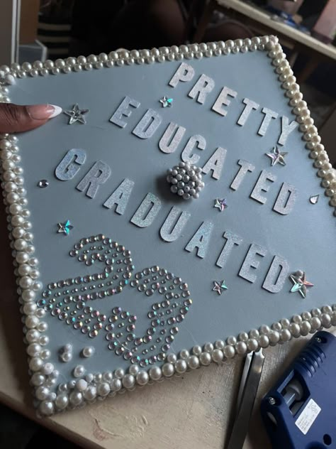 College Grad Cap Ideas, Graduation Cap Decoration Diy, Graduation Look, High School Graduation Cap, College Graduation Cap Decoration, Senior Szn, Grad Hat, Grad Cap Designs, Diy Graduation Cap