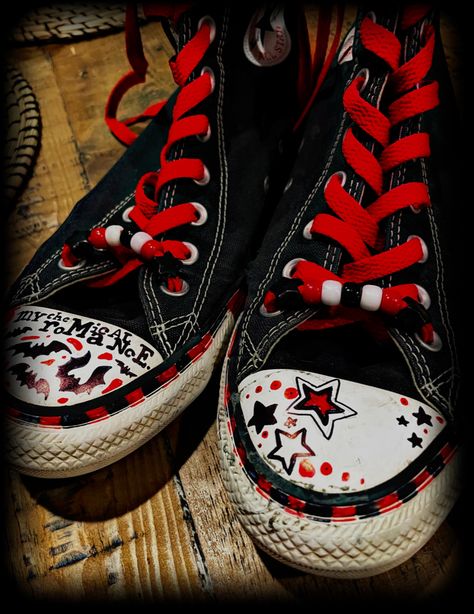 Emo Shoes Drawing, Decorated Converse Grunge, Cool Converse Lace Patterns, Mcr Shoes, How To Decorate Converse, Converse Shoes Ideas, Punk Shoes Diy, Converse Ideas Diy, Shoe Designs Drawing