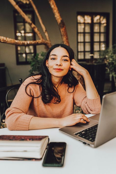 Lifestyle Headshots Women Plus Size, Headshots With Laptop, Photoshoot For Business Woman, Lifestyle Portraits Women, Therapist Professional Photos, Fun Headshot Poses, Headshots For Creatives, Influencer Headshots, Writer Branding Photoshoot