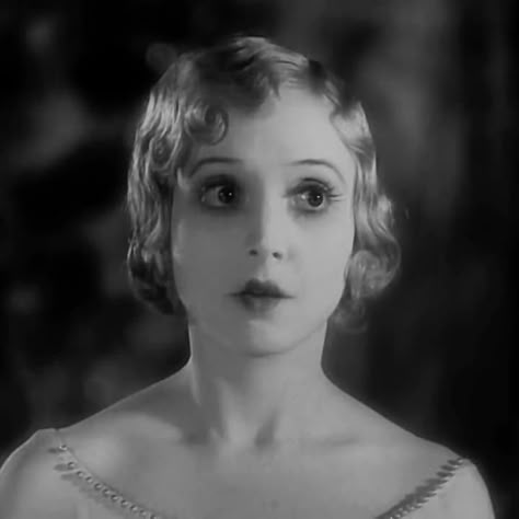 Madge Bellamy in "White Zombie" 1932 |dir. Victor Halperin| • • #madgebellamy #whitezombie #victorhalperin #20s #1920s #20sfashion… 20s Aesthetic, 1920s Aesthetic, 1920s Glamour, White Zombie, Clara Bow, Dark Grunge, 20s Fashion, Silent Movie, The Best Makeup