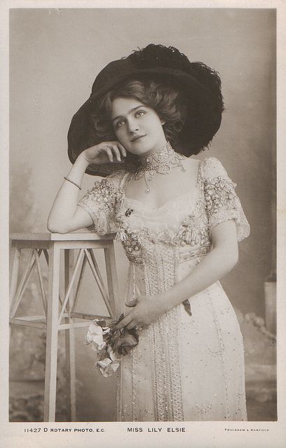 vintage - Lily Elsie Lily Elsie, Vintage Foto's, Merry Widow, Old Hairstyles, Portrait Vintage, Photographie Portrait Inspiration, Gibson Girl, Photo Vintage, Edwardian Fashion