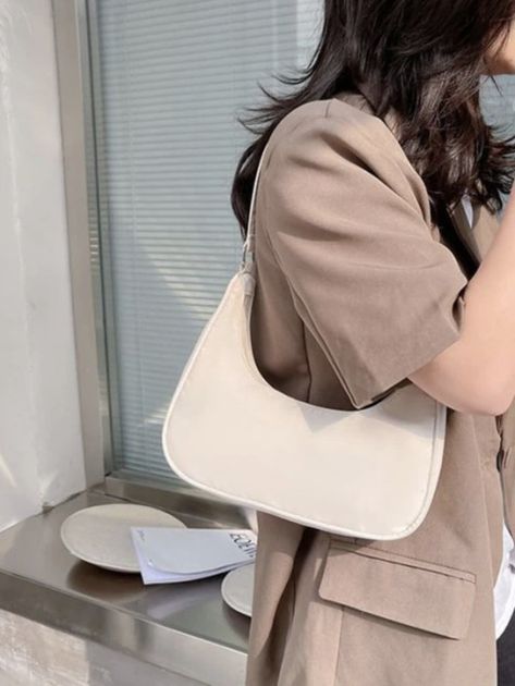 Small White Bag Outfit, White Purse Aesthetic, Essential Purses, Shoulder Purse Outfit, White Shoulder Bag Outfit, Purse Outfit Ideas, White Bag Outfit, Essential Handbags, Bag Outfit Ideas