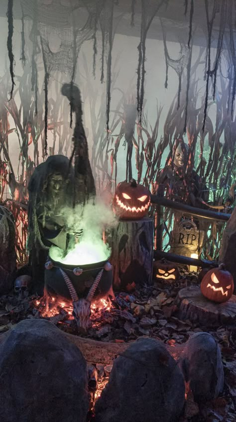 Creepy Pumpkin Patch, Haunted Farm Halloween Decor, Haunted Pumpkin Patch Ideas, Halloween Bushes Decorations, Haunted Pumpkin Patch Yard, Scary Pumpkin Patch, Pumpkin Graveyard, Halloween Cabin, Fairy Garden Aesthetic