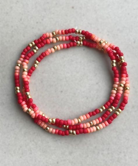 Red And Pink Beaded Bracelet, Red Beaded Jewelry, Diy Boho Bracelets, Red Beads Jewellery, Pink Bracelet Ideas, Bracelets Ideas Beaded, Summer Beaded Jewelry, Summer Beaded Bracelets, Pink Beaded Jewelry