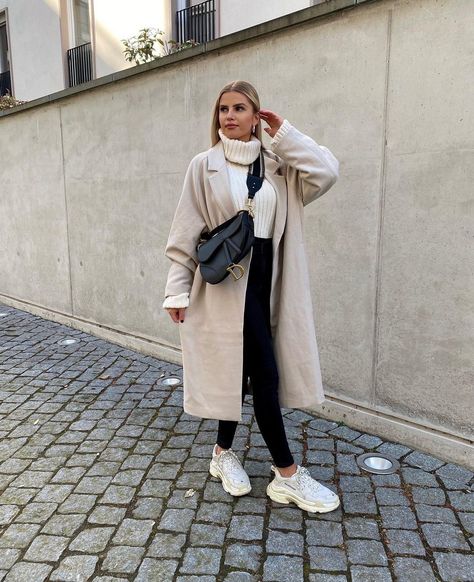 New York Scarf Outfit, Ecru Coat Outfit Winter, Autumn Outfits Beige Coat, Long Coat And Sneakers Outfit, Outfits With Beige Coat, Beige Winter Coat Outfit, Winter In Europe Outfits Cold Weather, Beige Peacoat Outfit, Light Coat Outfit