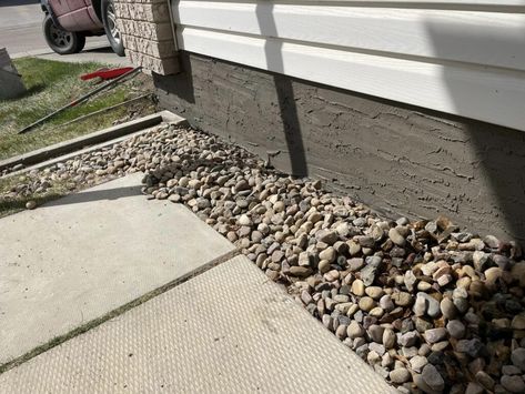 Concrete Foundation Cover Up, Cinder Block Foundation Makeover, Parging Foundation Ideas, House Foundation Covering Ideas, Foundation Covering Ideas, Cinder Block Foundation, Cheap Foundation, Concrete Block Foundation, Diy Foundation