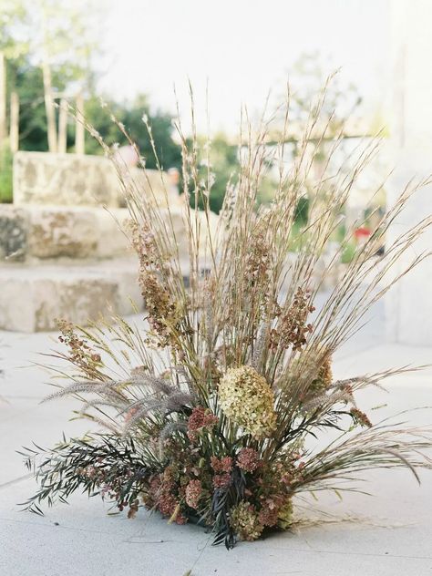 Dried Hydrangeas Centerpiece, Dry Hydrangea Arrangements, Dry Flower Arrangements, Sustainable Event, Desert Christmas, Neutral Wedding Decor, Grass Centerpiece, Meghan Wedding, Floor Flower