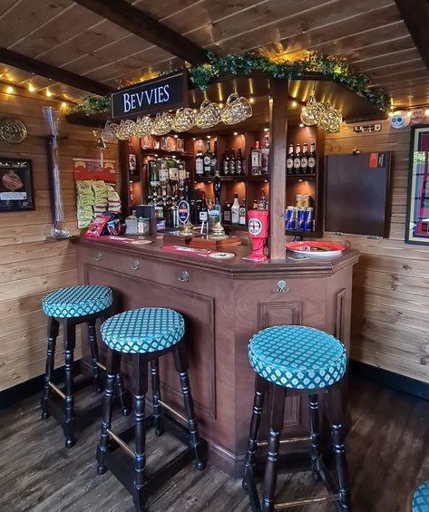 Pub Interior Ideas, Home Pub Ideas, Shed Pub, Backyard Pub, Garden Bar Shed, Pub Interior Design, Rustic Basement Bar, Garden Pub, Summer House Ideas