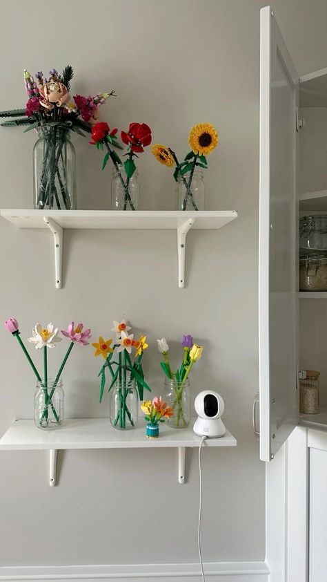 Ideas For Lego Display, Lego Flowers Decoration, Lego Flowers Room Decor, Legos In Room, Cute Lego Display, Lego Flower Decor, Lego Shelf Display Shelving Ideas, Lego Flower Display Ideas, Lego Flowers In Vase