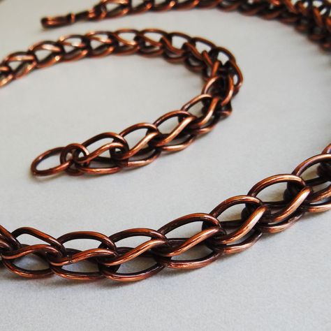 22"  -  Each link is half an inch long.  Recycled copper, 14 or 16 gauge (actually it seemed to be 15!). Chainmail Jewelry, Copper Wire Jewelry, Handmade Chain, Chain Maille Jewelry, Wire Jewelry Designs, Wire Jewellery, Wire Wrapped Bracelet, Chain Maille, Jewelry Chain