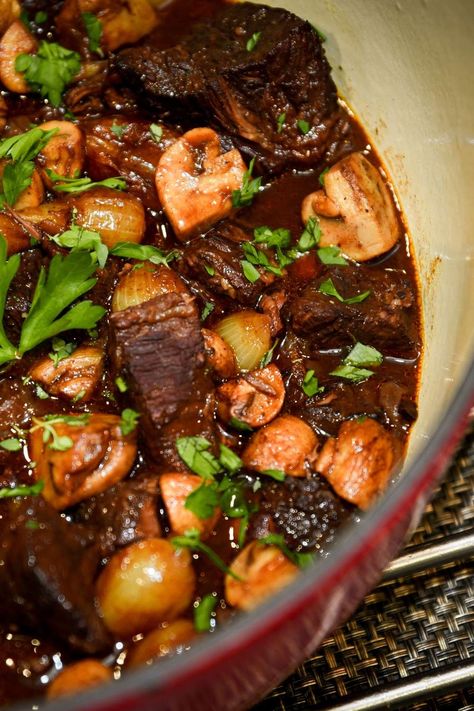 Julia Child Beef Bourguignon - Delish Sides Best Beef Bourguignon Recipe, The Best Toffee Recipe, Paleo Beef Recipes, Beef Bourguignon Recipe, African Dishes, Keylime Pie Recipe, Paleo Beef, Short Rib, Dinner Party Menu