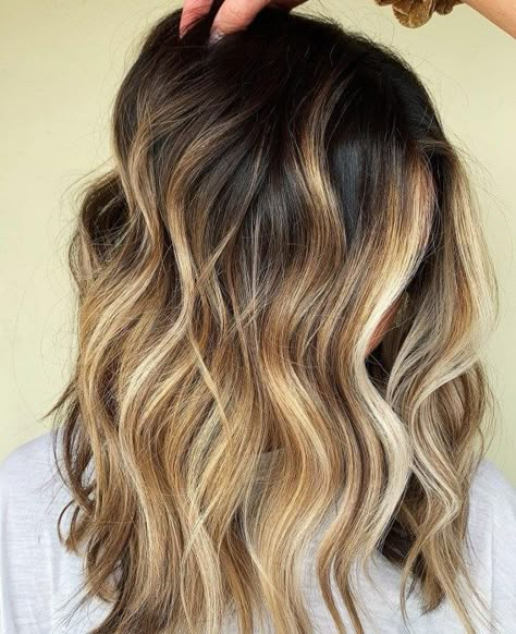 Dark Roots Blonde Hair Balayage, Honey Blonde Hair Color Ideas, Messy Blonde Bob, Warm Blonde Hair, Blonde Hair With Roots, Honey Blonde Hair Color, Honey Blond, Neutral Blonde, Blonde With Dark Roots