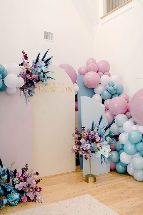 Floral Gender Reveal Party, Gender Reveal Ideas For Party Indoors, Butterfly Gender Reveal Party, Gender Reveal Decorations Backdrops, Gender Reveal Color Schemes, Shower Box Ideas, Park Gender Reveal, Gender Reavel Ideas, Gender Reveal Flowers