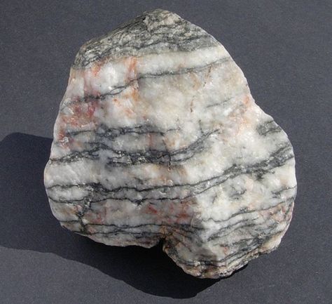 Rock Identification Pictures, Geology Rocks Mineral, Types Of Rocks, Different Types Of Rocks, Raw Gemstones Rocks, Rock Identification, Rock Tumbling, Rocks Crystals, Gem Beads