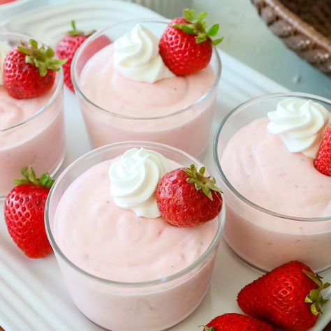 Yogurt Mousse Recipe, Recipes Using Greek Yogurt, Strawberry Cake Aesthetic, Cake Recipe Strawberry, Strawberry Greek Yogurt, Strawberry Cake Decorations, Yogurt Mousse, Delicious Strawberry Cake, Easy Strawberry Cheesecake