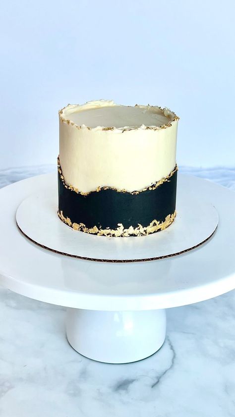 Black White Gold Birthday Cake, White Gold Black Cake, White Black And Gold Cake Ideas For Men, Black White Gold Cake, Black And White Cake Aesthetic, Black White Gold Cake For Men, Black White And Gold Smash Cake, Black And Gold Cake Ideas, Black And Gold Cake Ideas For Men