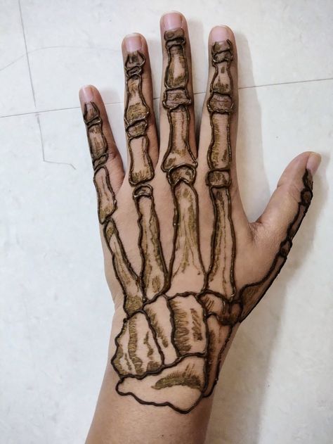 Henna Bone Hand, Trippy Henna Designs, Henna Tattoo Designs Skeleton, Henna Skull Hand, Henna Skull Designs, Halloween Henna Tattoos, Hanna Ideas Hands, Henna Tattoo Designs Hand Skeleton, Skull Henna Tattoo