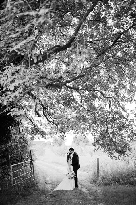 Romantic vintage UK wedding | Photo by Dominique Bader | Read more - http://www.100layercake.com/blog/?p=80738 Vintage Wedding Photography, Photographs Ideas, 100 Layer Cake, Wedding Picture Ideas, Wedding Pic, Wedding Photos Poses, Wedding Engagement Photos, Wedding Photography Poses, Wedding Photography Ideas