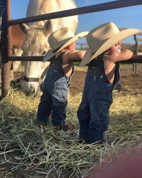 Country Mom Aesthetic, Country Baby Pictures, Western Family Photos, Country Babies, Western Baby Clothes, Country Baby Boy, Foto Cowgirl, Western Babies, Cowboy Baby