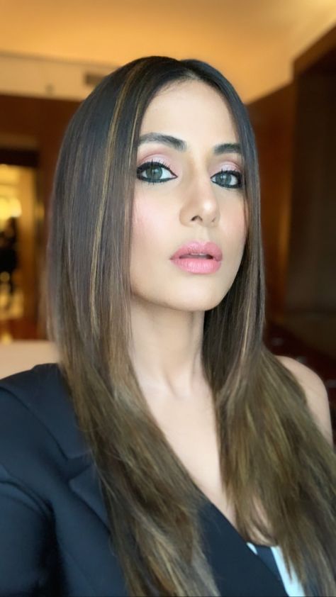 God Makeup, Actor Portfolio, Trending Makeup Looks, Hena Khan, Ronaldo Haircut, Eyeshadow Smokey, Bollywood Makeup, Heena Khan, Big Nose Beauty