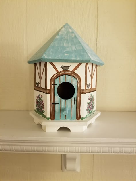 Diy Birdhouse Decor, Painted Bird Houses Ideas Creative, Cute Birdhouse Ideas, Painting Ideas For Birdhouses, Cottage Birdhouse, Birdhouse Ideas Painted, Bird House Design Ideas, Vintage Birdhouse, Bird House Decorations