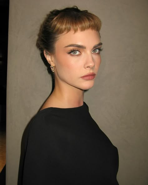 Audrey Hepburn Bangs, Cara Delevingne Makeup, Lacma Gala, Cara Delevingne Harry Styles, Cara Delevingne Hair, Color French Manicure, Micro Bangs, Bangs Back, Audrey Hepburn Inspired