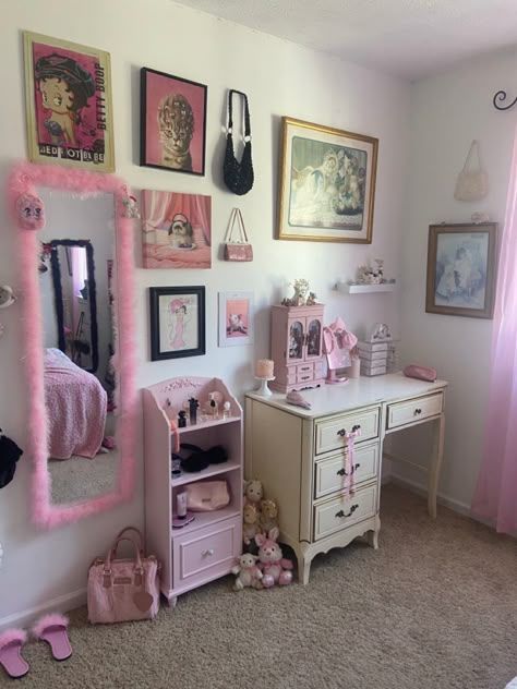 pink room Room Organization Small Bedroom, Clean Y2k Room, 2000s Pink Bedroom, Cute Dorm Room Ideas Pink, Pink Walls Room, Pink Room Aesthetic Vintage, Pink Grunge Room, Yk2 Room, Diy Pink Room Decor