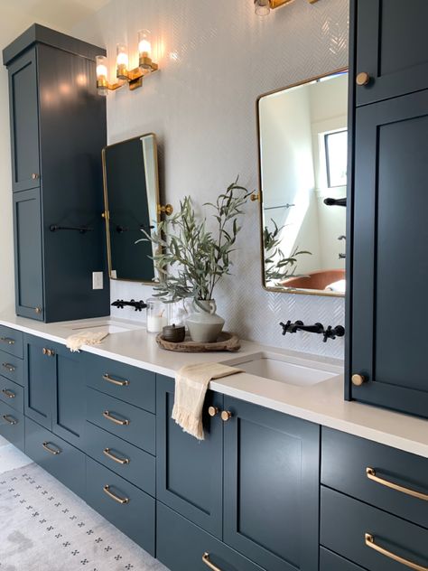 Bathroom Vanity Colors, Navy Blue Bathroom Vanity, London Bathroom, Navy Blue Bathroom, Black Bathroom Vanity, Painted Vanity Bathroom, Vanity Colors, Small Bathroom Colors, Blue Bathroom Vanity