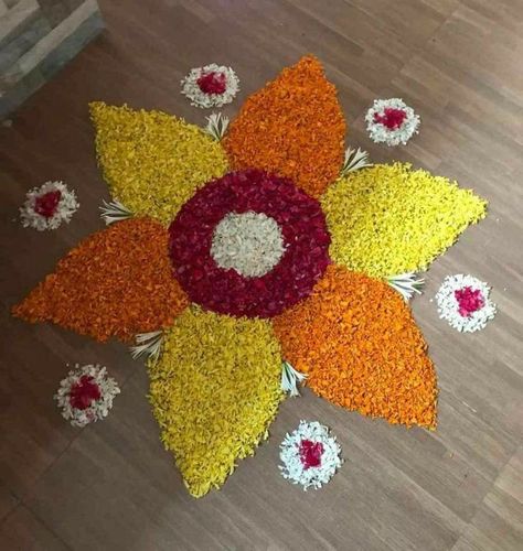 Onam Rangoli Flower Easy, Muggu With Flowers, Easy Floral Rangoli Designs, Flower Decoration Rangoli, Rangoli Designs Of Flowers, Diwali Flower Rangoli Designs Simple, Poo Kolam Flowers Onam, Easy Pookalam Designs, Rangoli By Flowers