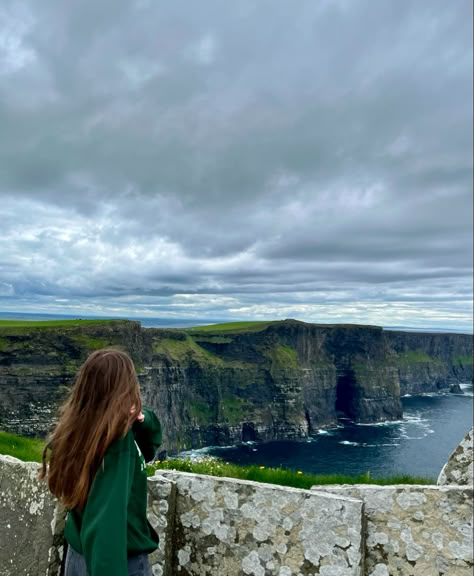 Life In Ireland, Scotland Travel Aesthetic, Ireland Travel Outfits Summer, Ireland Photo Ideas, Coastal Ireland Aesthetic, Ireland Travel Aesthetic, Cliffs Of Moher Outfit, Ireland Summer Aesthetic, Dublin Ireland Outfits