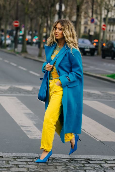 2022 Street Style, Emili Sindlev, Pfw Street Style, Color Combos Outfit, Clear Spring, Color Blocking Outfits, London Fashion Weeks, Yellow Pants, Paris Fashion Week Street Style