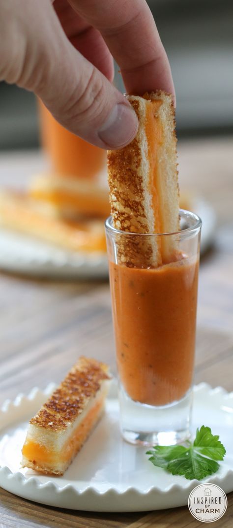 Mini Grilled Cheese Sandwiches. These are such a great little appetizer. They can be served individually like this or on a large platter. Mini Grilled Cheese, Diy Party Food, Grilled Cheese Sandwiches, Mini Sandwiches, Snacks Für Party, Grilled Cheese Sandwich, Cheese Sandwiches, Mini Foods, Small Bites