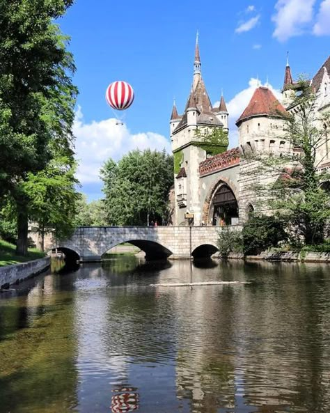 Budapest , Hungary on Instagram: "Vajdahunyad Castle and the new attraction of the City Park. Striped hot air balloon flying behind Vajdahunyad Castle in Budapest Városliget. 🎈 📷 @balizeg We are on Instagram: https://instagram.com/budapest_hungary And TikTok : www.tiktok.com/@budapest_hungary ——————————————————————————— @brunchbudapest - the compass of Budapest's brunch world 😍🍽🍳🥓🥗🥘 ——————————————————————————— Let’s start the day with the best bagels of Budapest @bestbagelbasilica 🥯😍😋 Budapest Vacation, Vajdahunyad Castle, Budapest Travel Guide, Capital Of Hungary, Amazing Drinks, Budapest City, Lake Balaton, Best Bagels, Hungary Travel