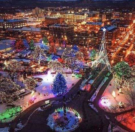 Christmas Towns, Garden Of Lights, Winter Town, City Holiday, Christmas Light Show, Travel Wisconsin, Christmas Bucket List, Best Christmas Lights, Christmas Bucket