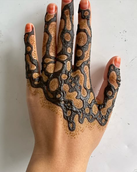 Goth Henna, Face Henna, Henna Fingers, Henna On Hand, Audi Art, Henna Face, Brown Tattoos, Cool Henna Tattoos, Arm Henna